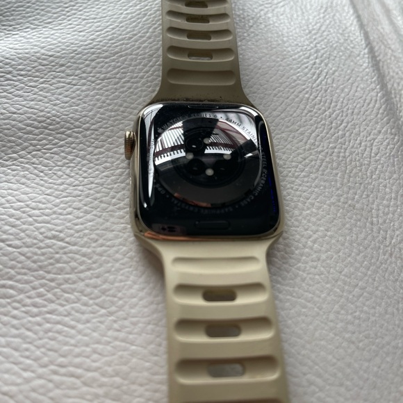 Apple Watch Series 6 GPS + Cellular, 44mm Gold Stainless Steel Case - no band - Picture 5 of 14